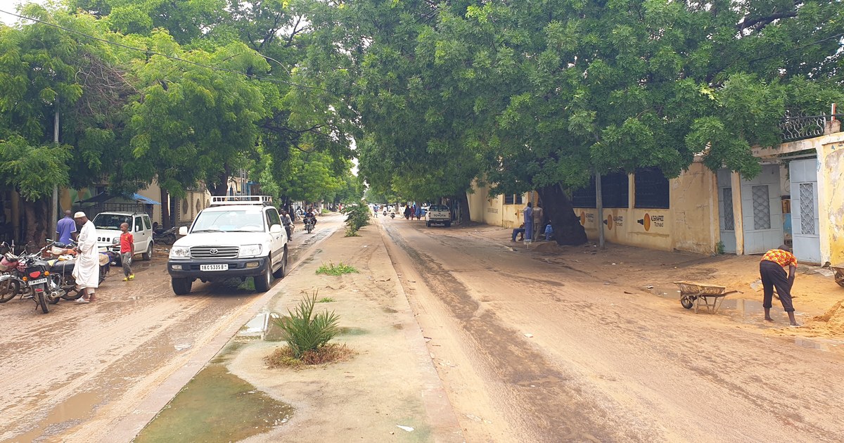 Avenue Alifa Zezerty à N'Djamena après la pluie, flaques d'eau stagnante propices au moustique vecteur de la dengue au Tchad