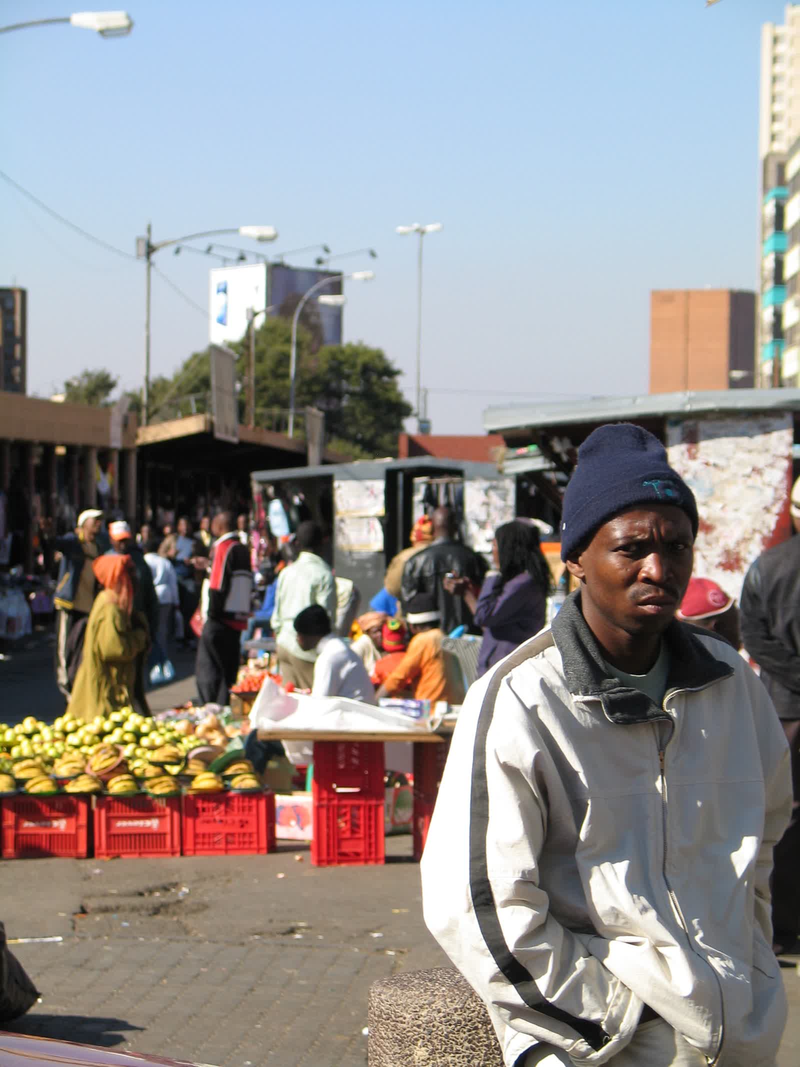 Marché informel près de Hillbrow, Johannesburg — étals de rue et commerce de proximité