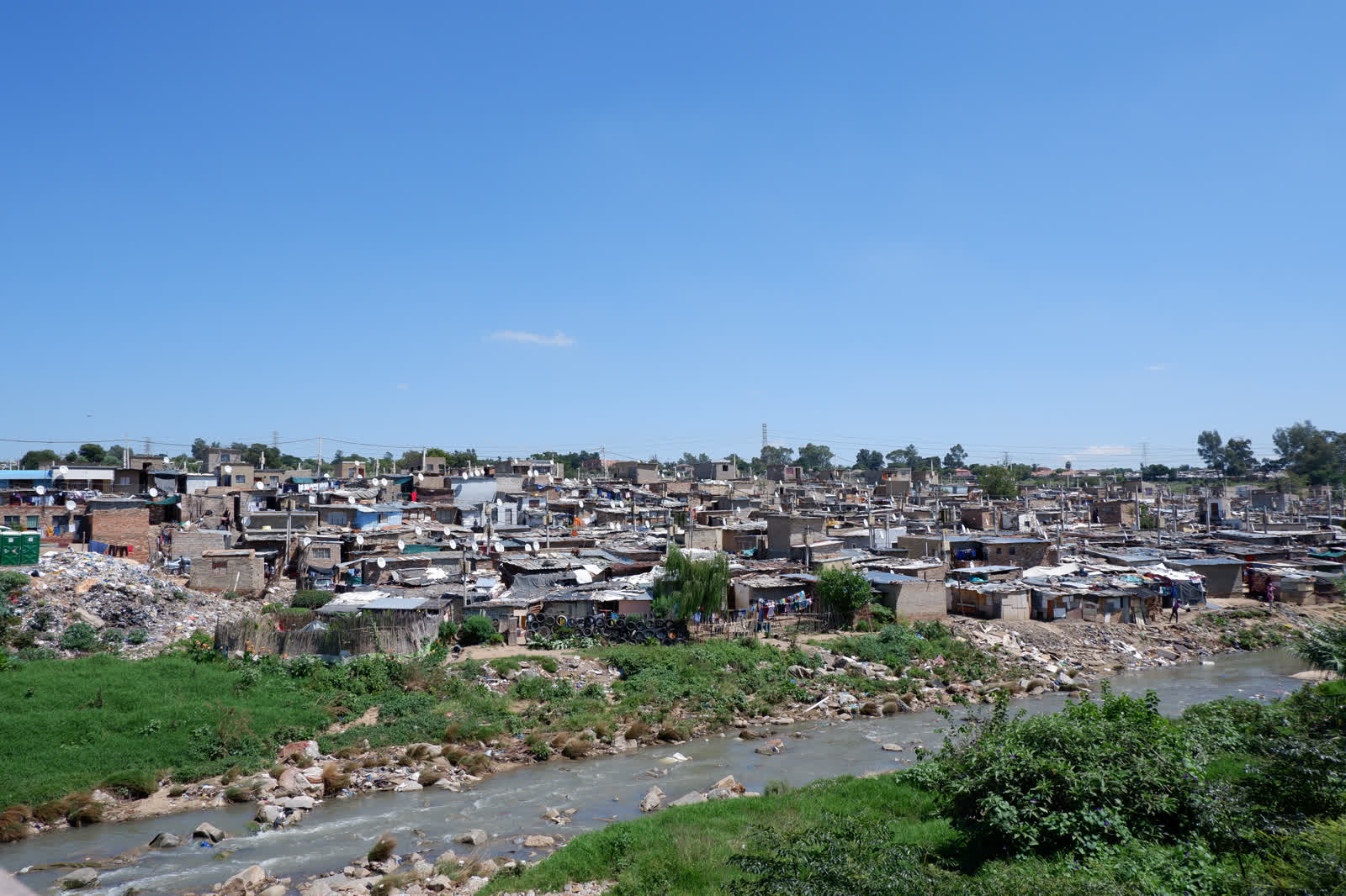 Rue d'un township sud-africain illustrant le chômage des jeunes et la précarité urbaine
